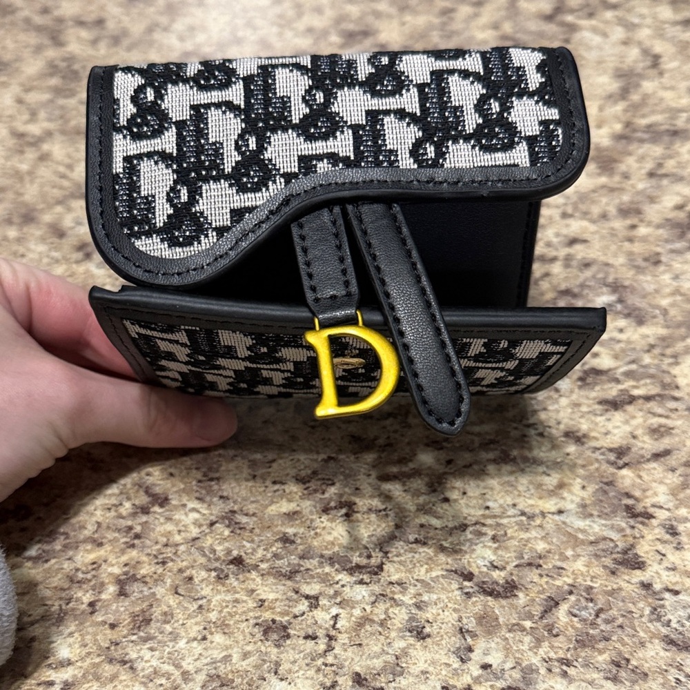 New Designer-Inspired Monogram Wallet w/ Gold “D” Accent – Never Used! - Picture 8 of 11